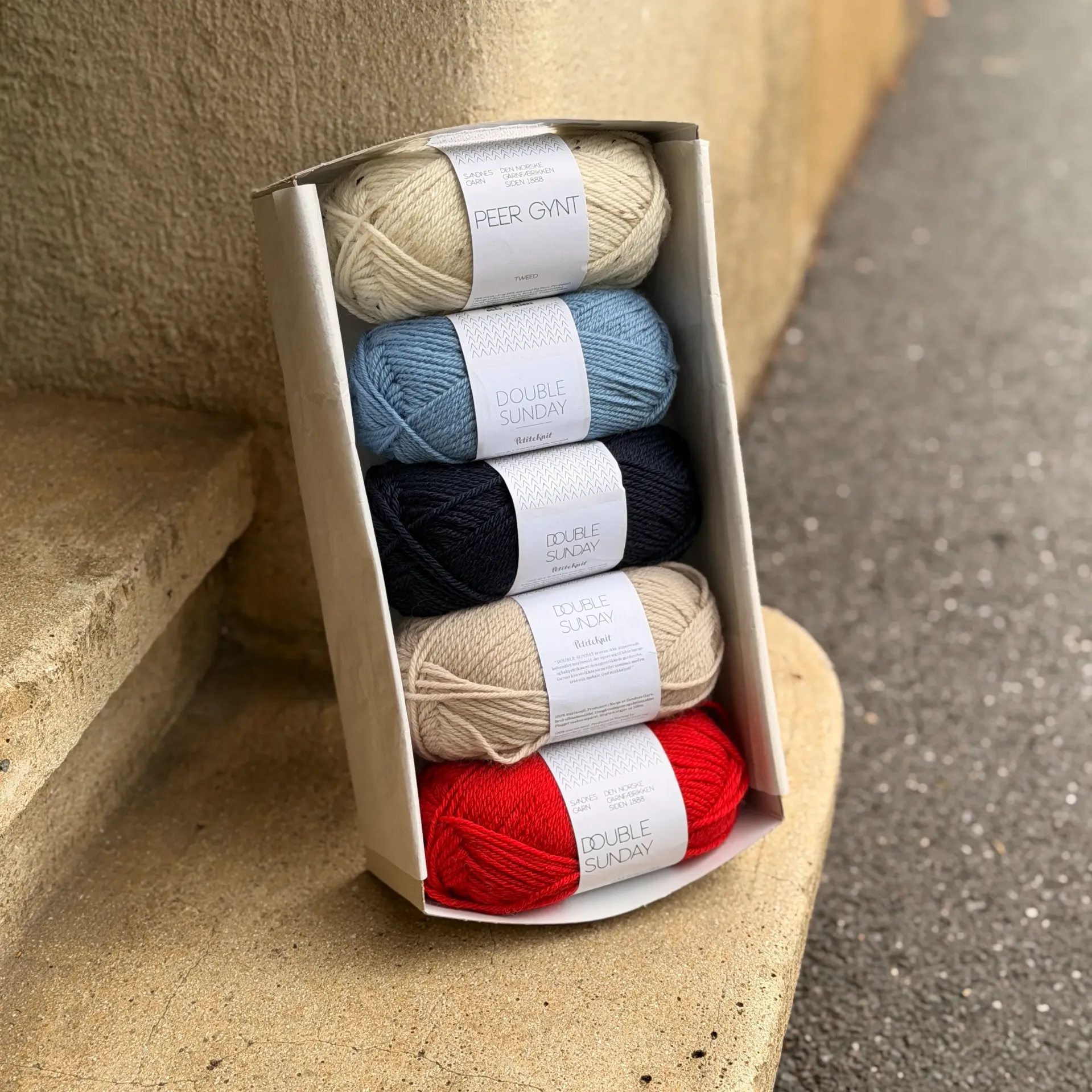 Kit - Celeste Mittens Petite Knit (Kit 3 - Naturel, Bleu clair, Bleu nuit, Cardamome, Rouge)